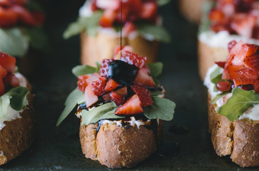 Bruschette con fragole e ricotta