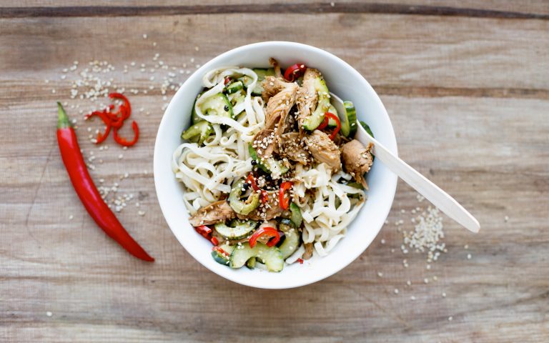 noodles-riso-pollo-cetrioli-sesamo-pep noodles-riso-pollo-cetrioli-sesamo-pep
