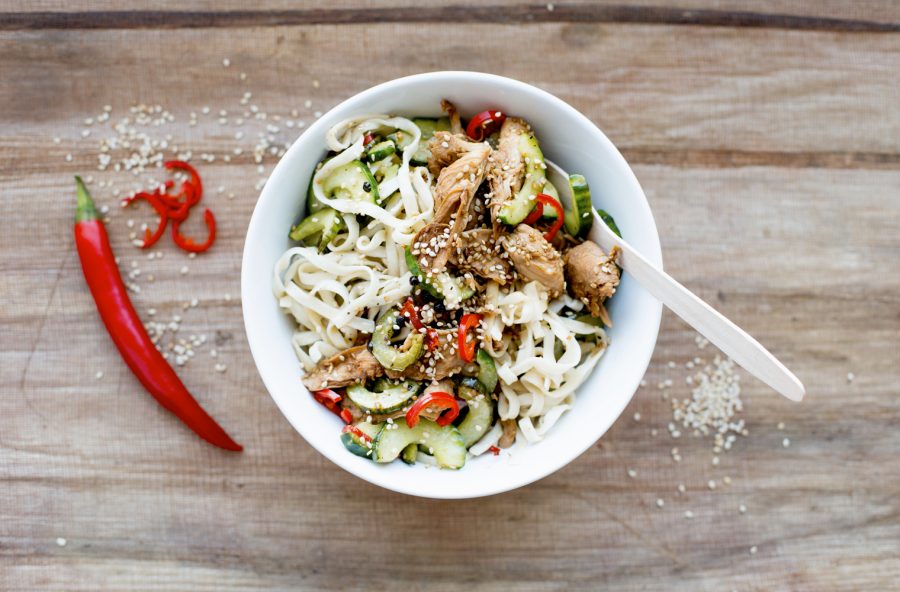 Noodles di riso con pollo al sesamo