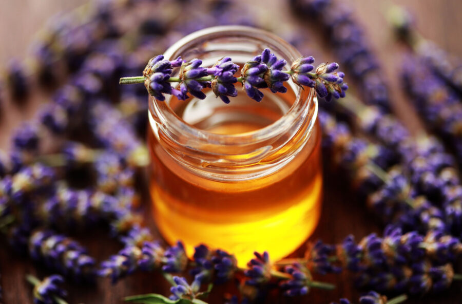 Capelli grassi: purificali con il miele di lavanda