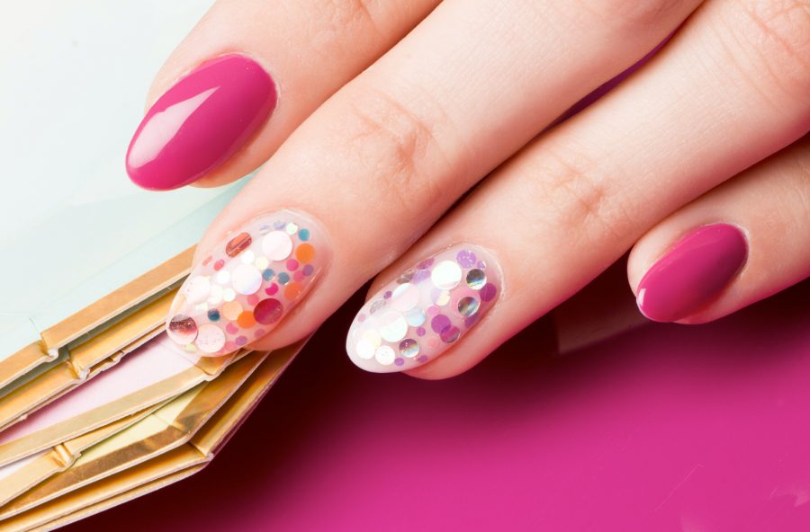 Nail art: colori flou e stickers per l’estate