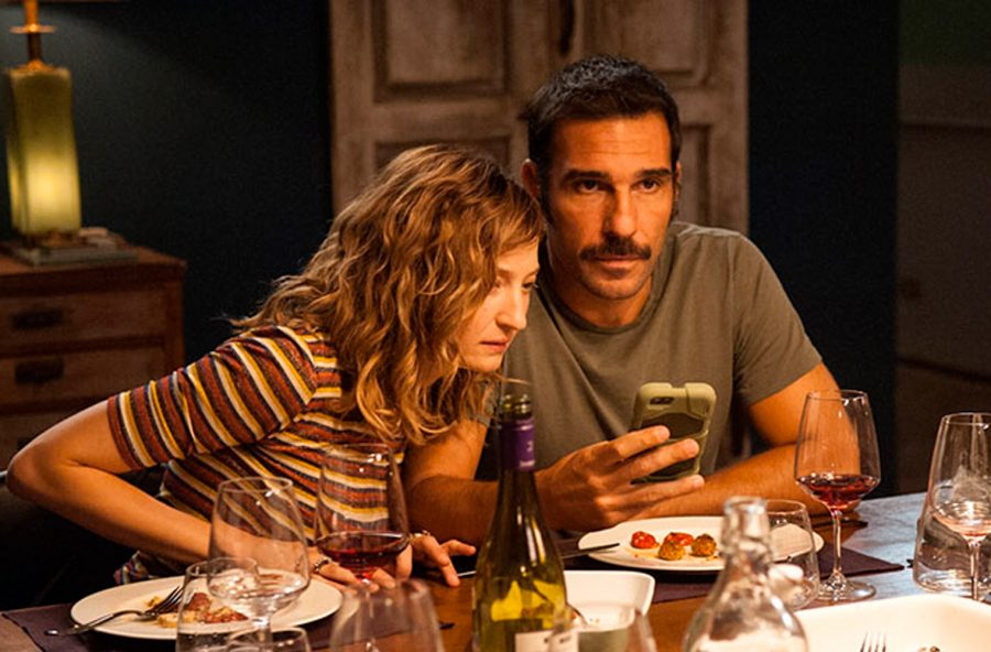 Smartphone: a chi dà fastidio la sbirciatina?