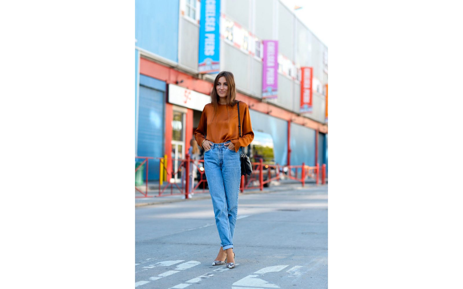 Mom Jeans con tunica inserita in vita – Street Style