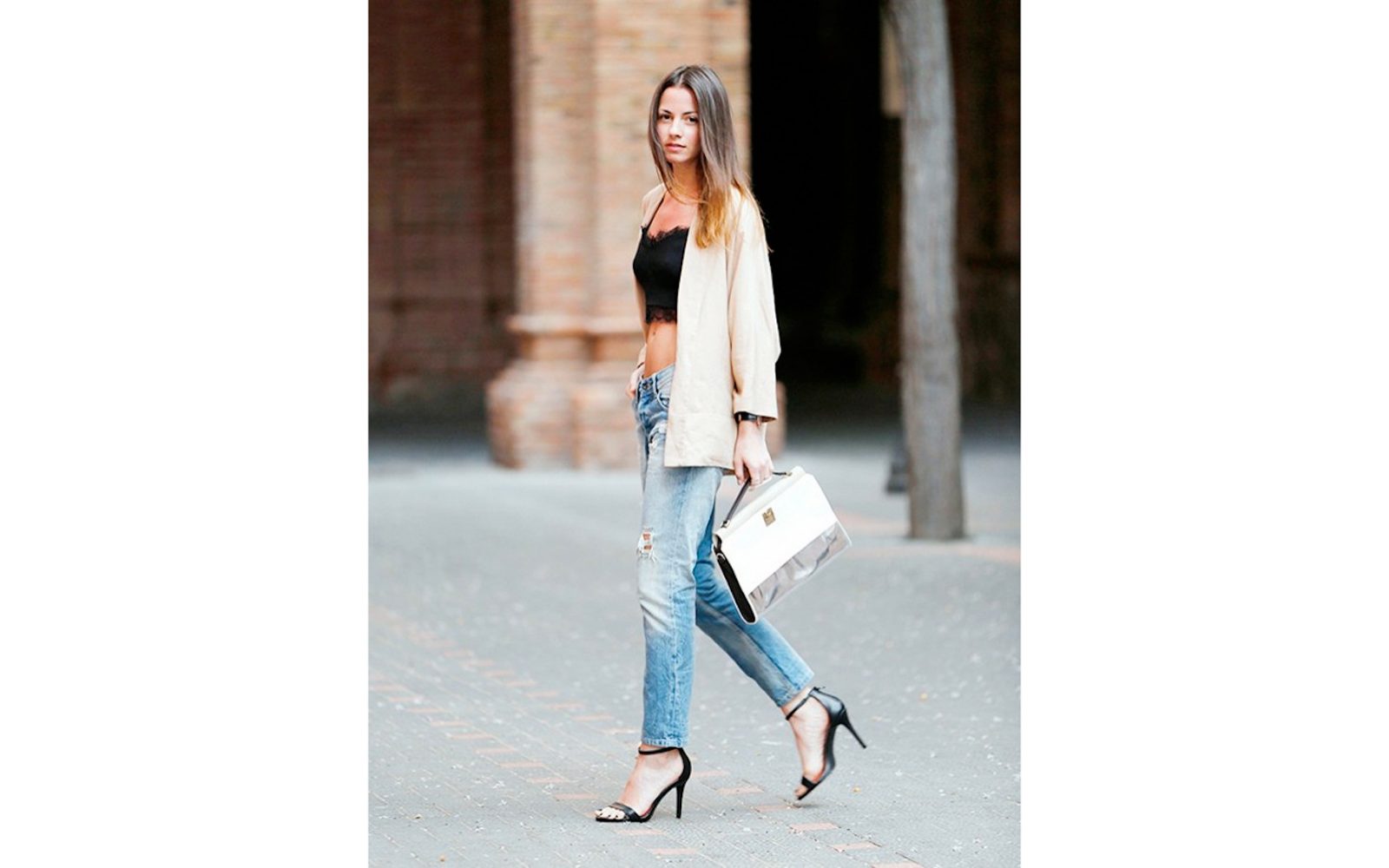 Mom Jeans e Crop Top con blazer – Street Style