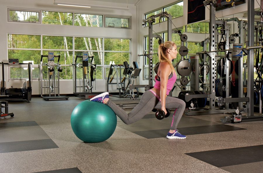 Gambe toniche e glutei sodi con gli affondi