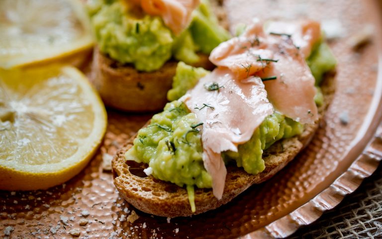 bruschetta-guacamole-salmone bruschetta-guacamole-salmone