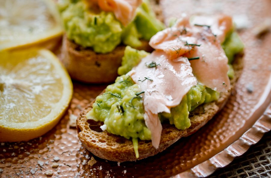 Bruschetta con guacamole e salmone