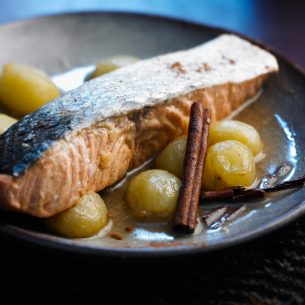 Salmone alla griglia con salsa all’uva