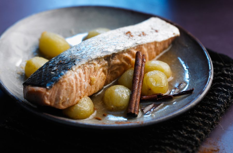 Salmone alla griglia con salsa all’uva