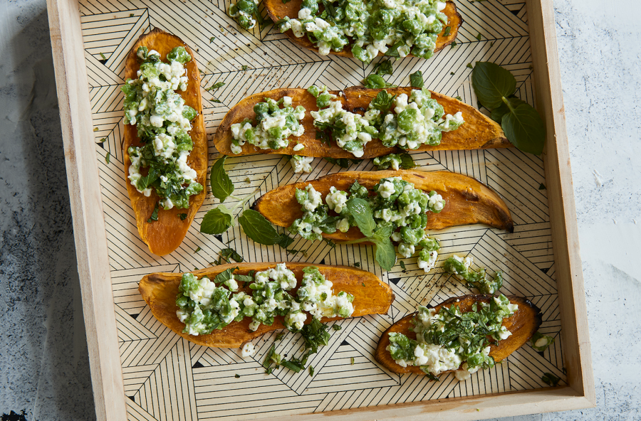 Patate dolci con piselli e fiocchi di latte
