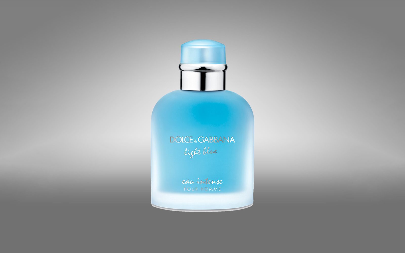 Light Blue Eau Intense pour Homme di Dolce & Gabbana è un incontro inedito di freschezza e sensualità dove i legni ambrati si intrecciano con i muschi preziosi per creare una fragranza che si distingue per eleganza e intensità (profumeria, da 61,11 euro).