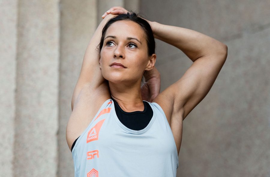 Pilates, modella i bicipiti con l’elastico