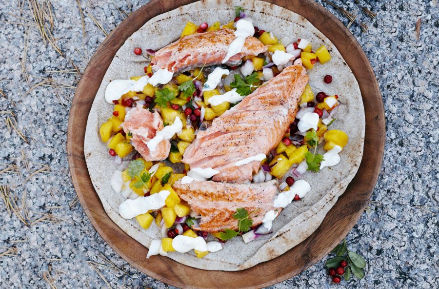 Salmone con insalata di mango e salsa allo yogurt