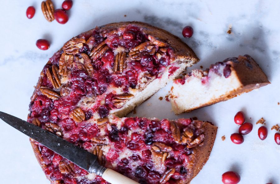 Torta rovesciata con mirtilli rossi e noci pecan
