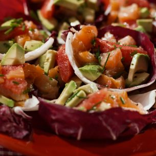 Tartare di salmone con pompelmo e avocado