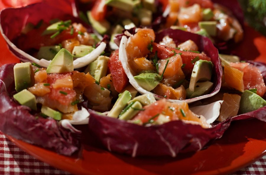 Tartare di salmone con pompelmo e avocado
