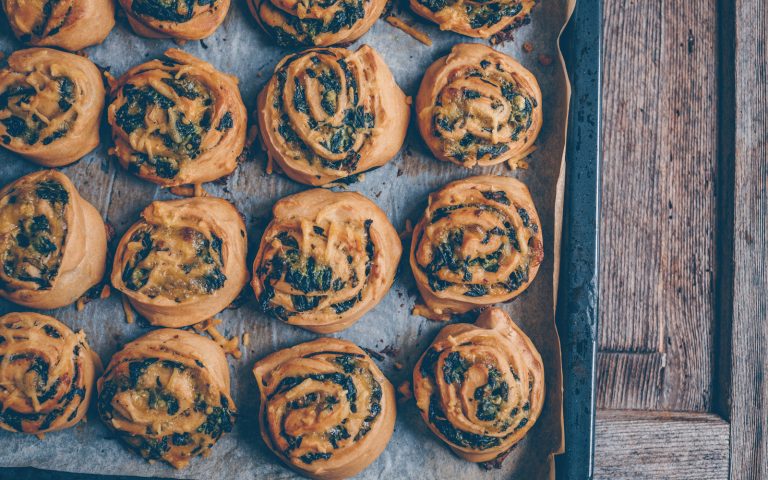 Vegan-spinach-buns-with-cheese-on-baking-paper Vegan-spinach-buns-with-cheese-on-baking-paper