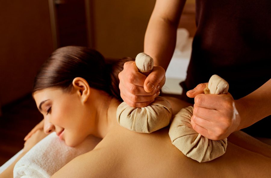 Massaggio thai con erbe calde ad azione drenante