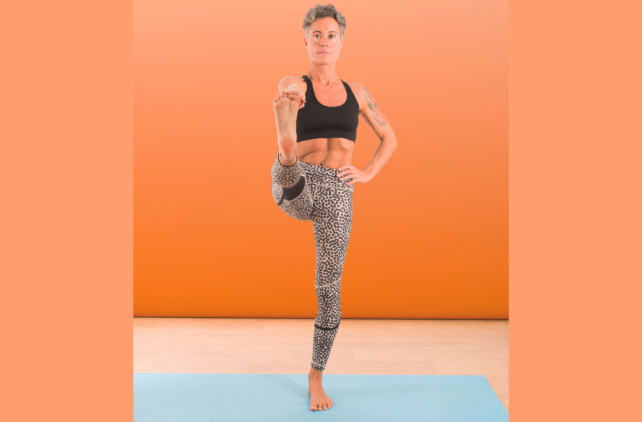 Yoga: prova l’asana di equilibrio che rafforza i muscoli e pure l’autostima