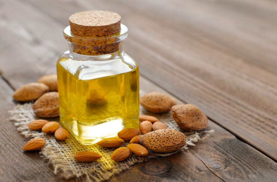 Olio di mandorle dolci per la bellezza di pelle e capelli. E pure anticolesterolo