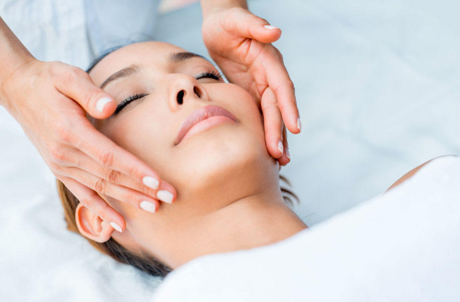 Viso giovane con il massaggio alla vitamina C