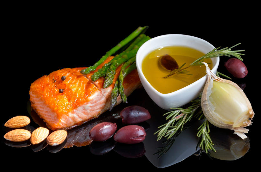 Dalle olive alle mandorle, la lista dei cibi dei centenari