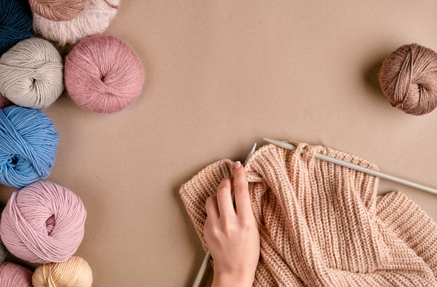 Lavorare a maglia: perché fa bene alla salute e all’umore