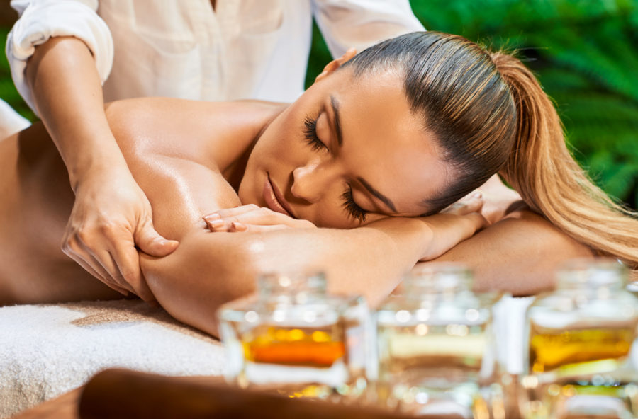 Massaggio idratante all’olio caldo di mandorle dolci