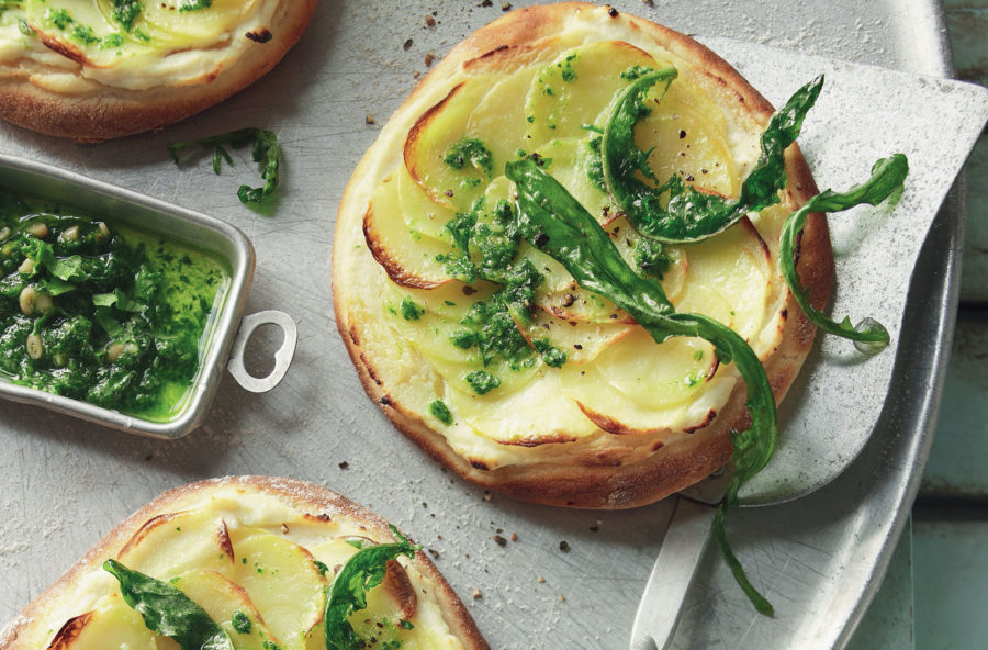 Focaccine con patate e tarassaco