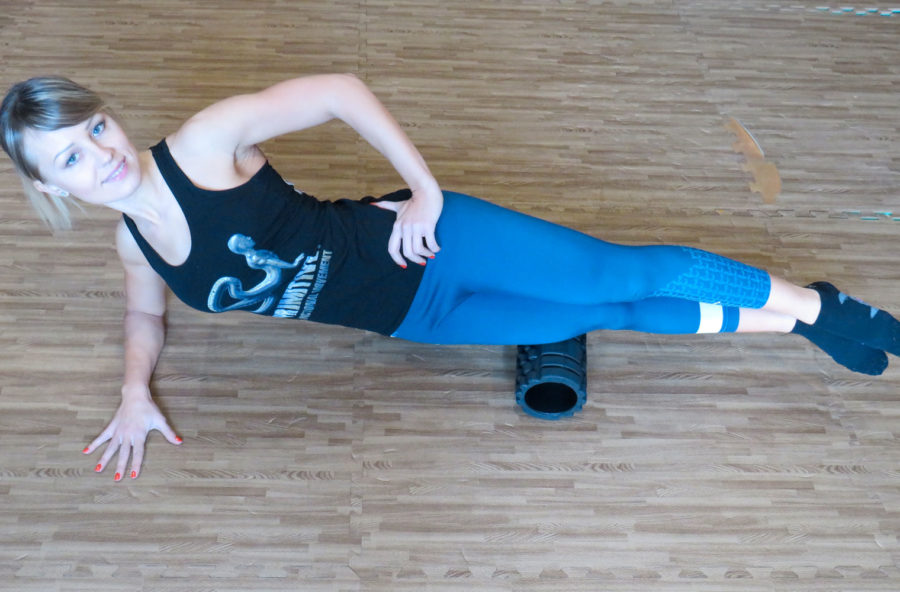 Massaggia l’esterno coscia con il roller