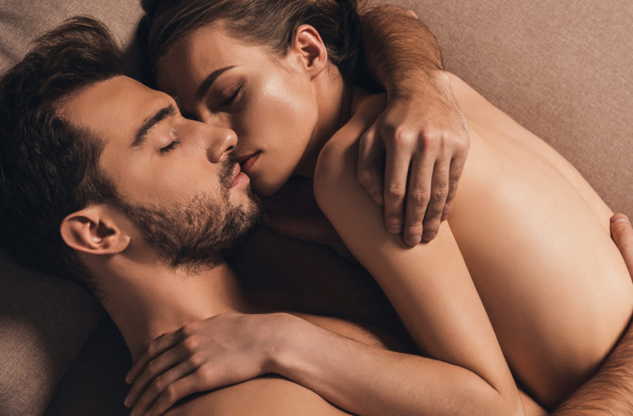 Dormire nudi fa bene alla salute. E al sesso