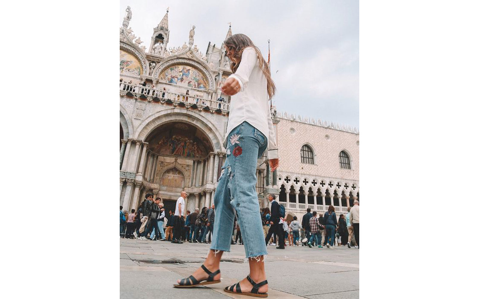 Jeans camicetta bianca e flat sandals