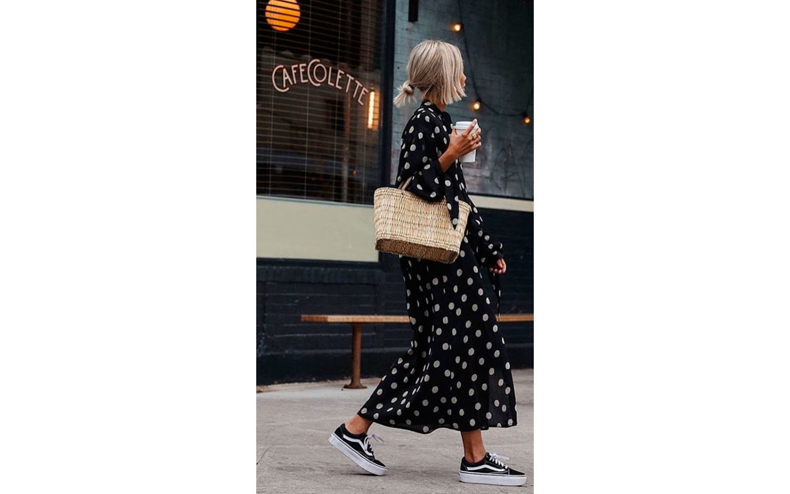 Maxi abito a pois, borsa di paglia e sneakers wedge