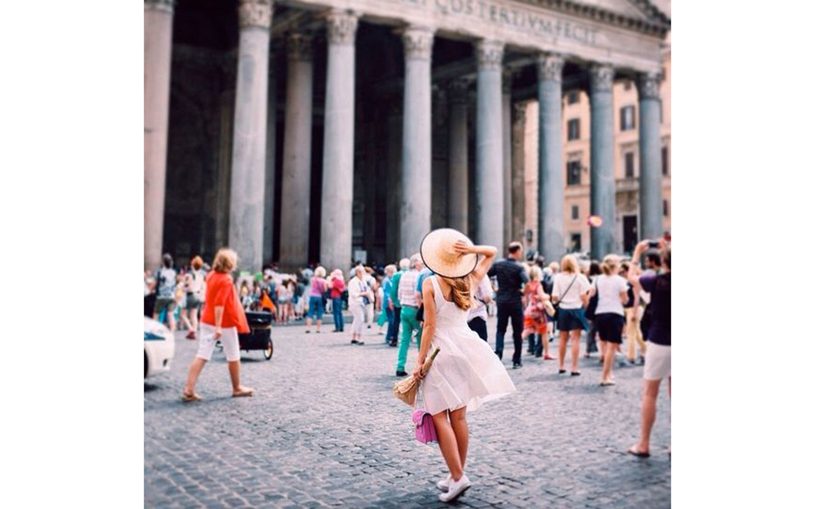 Mini abito in cotone bianco, sneakers e cappello di paglia