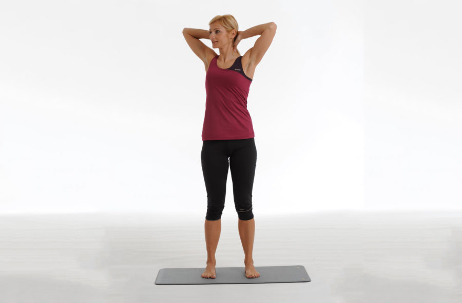 Pilates, spine twist standing per un punto vita più sottile