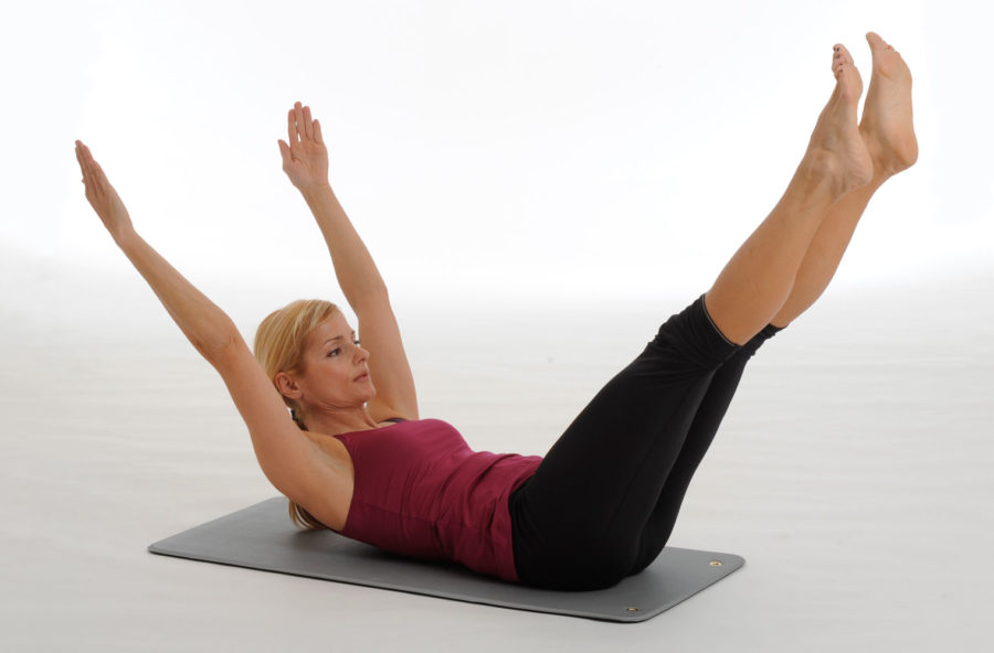 Pilates, double leg stretch per la pancia piatta
