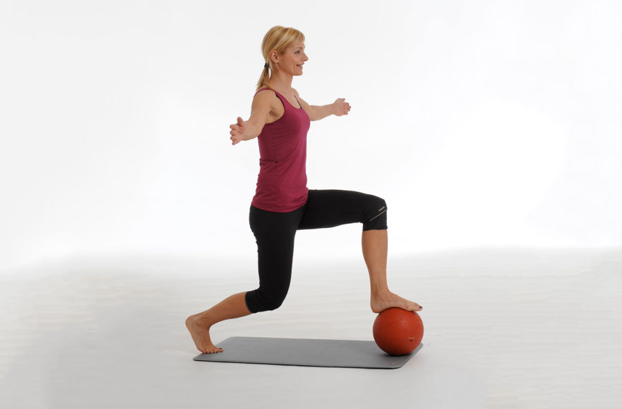 Pilates, lunge con la palla per glutei scolpiti