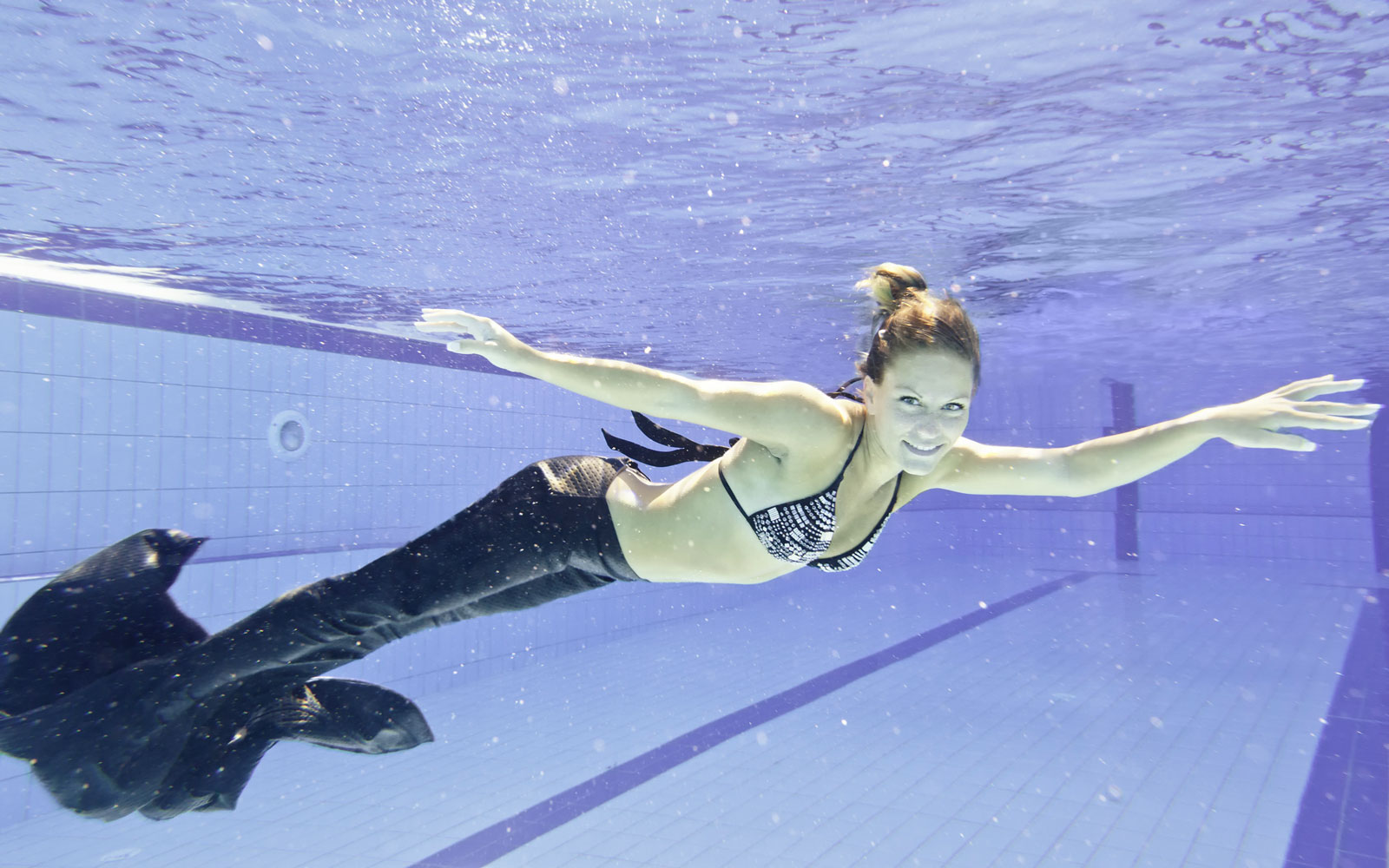 Mermaiding, nuotare con la coda da sirena è il nuovo trend dell'estate  2021: di cosa si tratta e quali sono i benefici