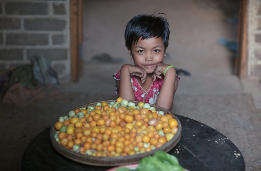 Bambine povere, vittime del bullismo e baby spose: aiutiamole con la campagna Indifesa