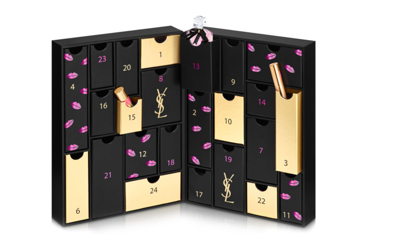 Il primo calendario firmato Yves Saint Laurent contiene 19 minitaglie, 2 prodotti in formato originale e tre regali tra cui un originale Charms Xmas (La Rinascente Duomo, 270 euro).