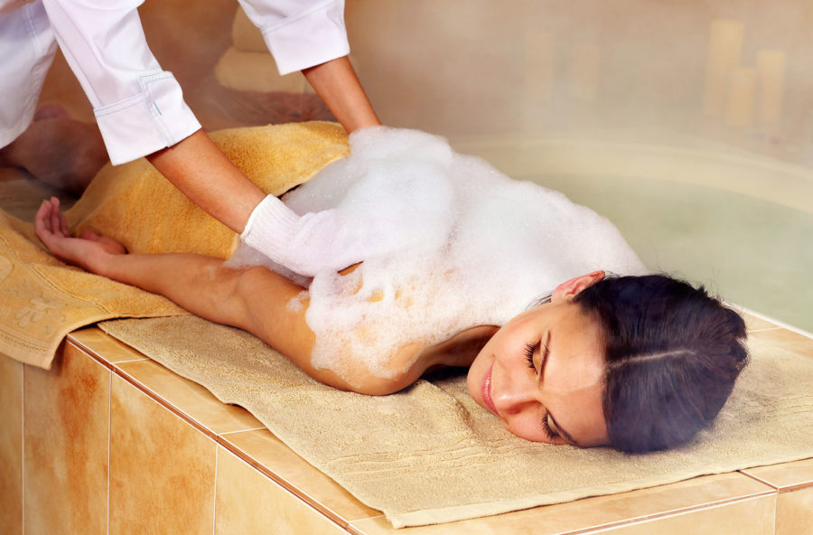 Il massaggio di schiuma con il sapone di Aleppo per idratare la pelle