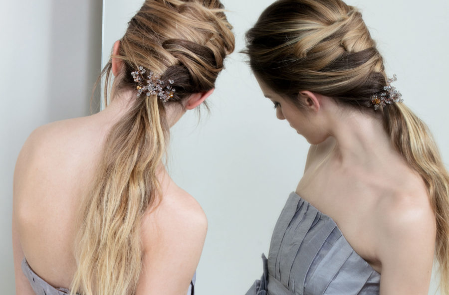 Capelli: la coda più trendy è bassa e preziosa