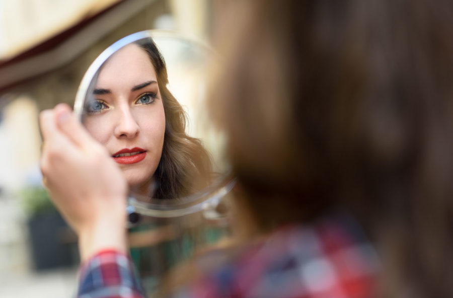Gli altri ti vedono diversa da come sei? Ecco perché e cosa puoi fare Gli altri ti vedono diversa da come sei? Ecco perché e cosa puoi fare
