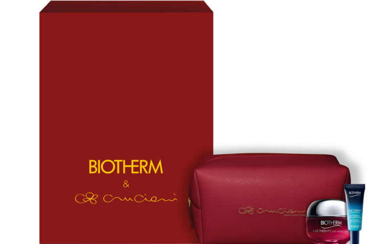 La proposta di Biotherm per una pelle più giovane? Il Cofanetto Blue Therapy Red Algae Up Lift Viso (profumeria, 72,95 euro) con crema e siero a base di alghe rigeneranti e riparatrici in un elegante beauty case firmato Cruciani.