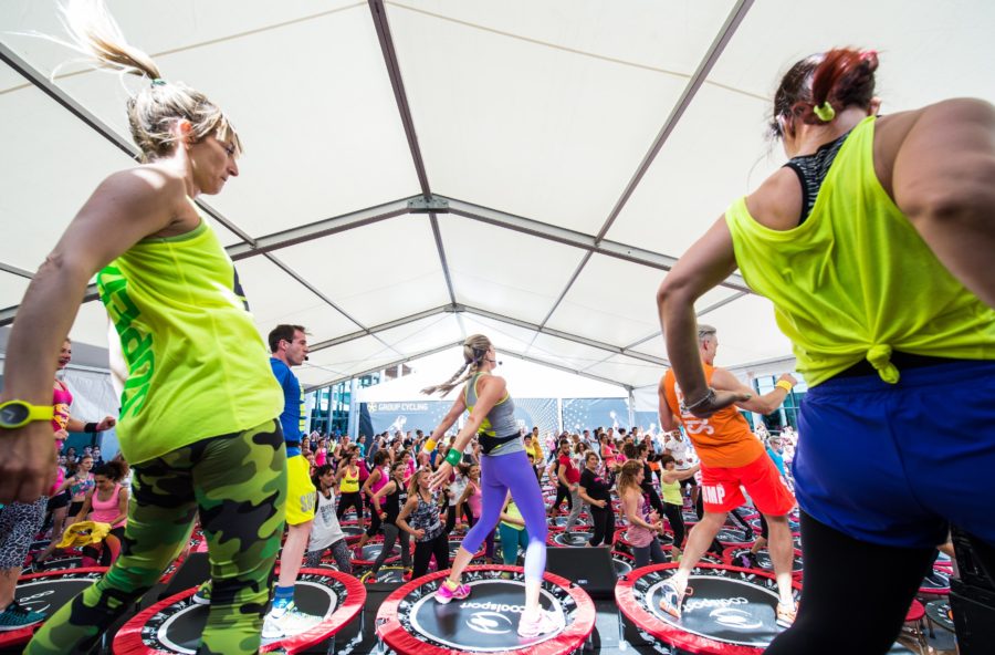 Superjump hot dance: per combattere la cellulite balla sul tappeto elastico