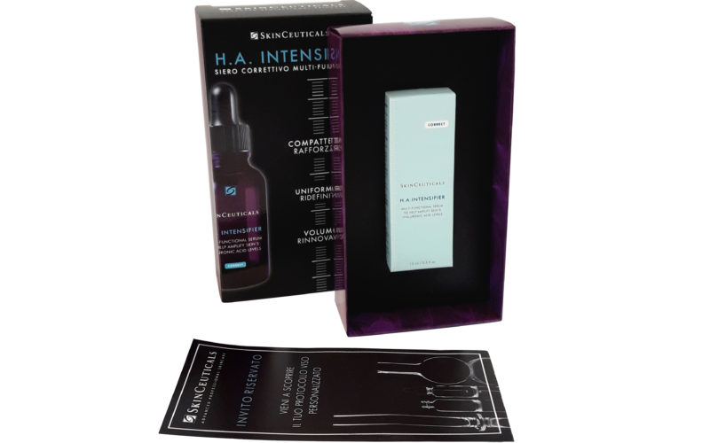 Insieme a H.A.Intensifier, siero ricompattante  di SkinCeuticals, nel Gift Box H.A. Intensifier c’è un invito riservato per una sessione con una consulente di bellezza per scoprire il protocollo viso personalizzato (farmacia, 48,50 euro).