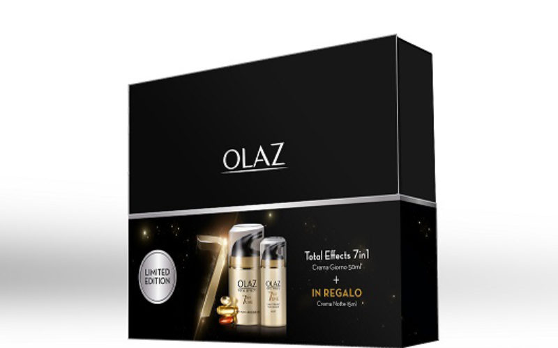 Il kit Olaz Total Effects (grande distribuzione, 12,99 euro) propone due prodotti per la beauty routine quotidiana: Total Effects 7in1 Crema Giorno Idratante SPF 15 e Total Effects 7in1 Crema Notte Rassodante, entrambi con vitamine anti-età.