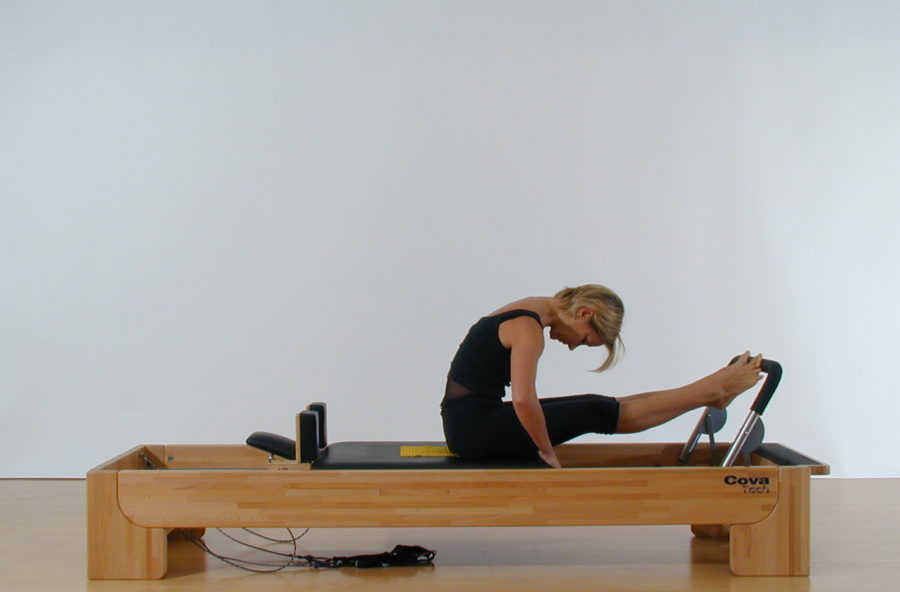 Pilates: stomach massage sul reformer per una schiena più flessibile