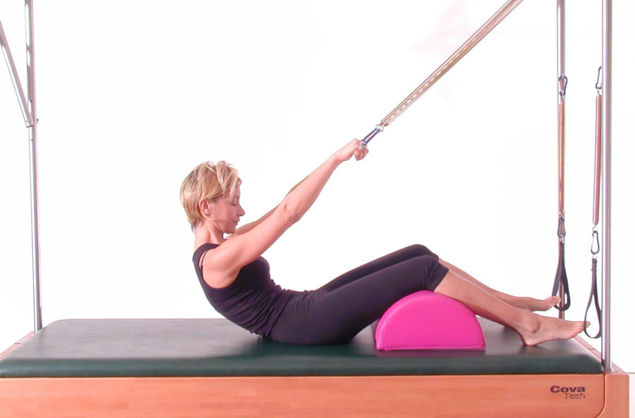 Pilates, pancia piatta con il Rolling back sulla Cadillac