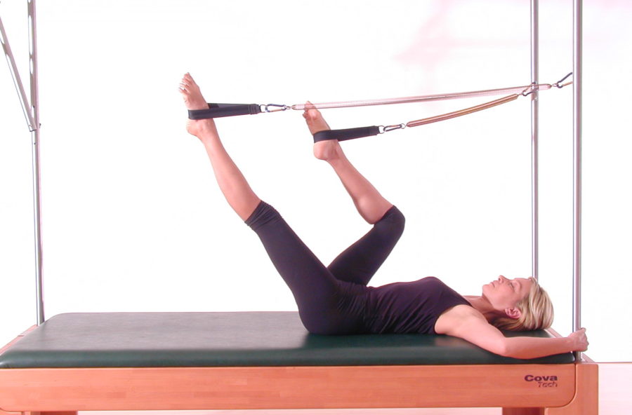 Pilates: allena gambe, glutei e addominali pedalando sulla Cadillac